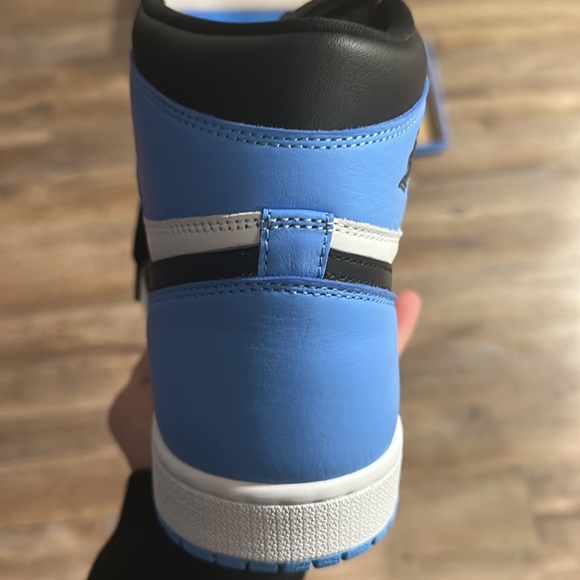 Air Jordan 1 Retro High OG ‘UNC TOE’ - Picture 10 of 16